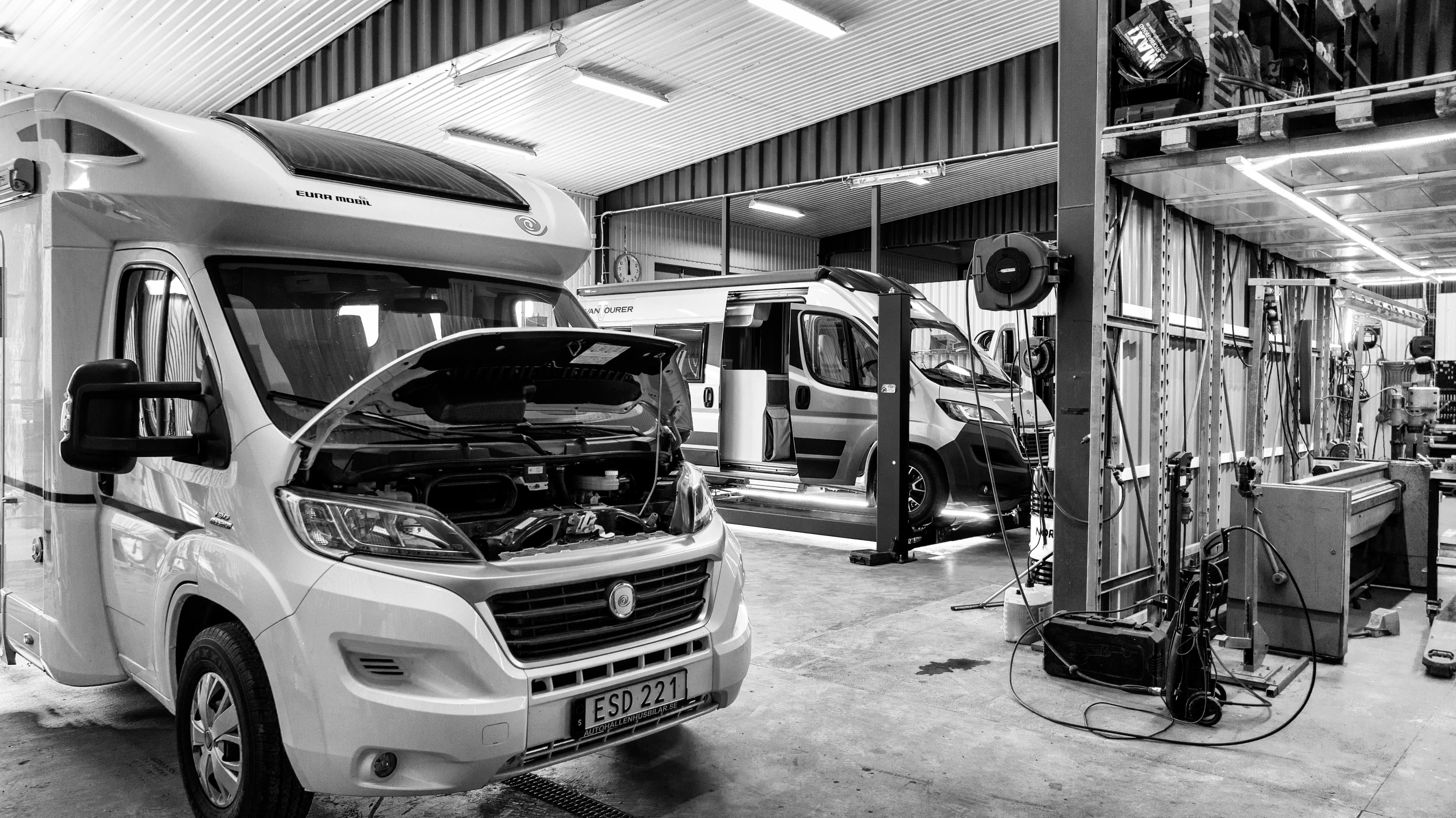 Husbils verkstad. Husbilar I Hol